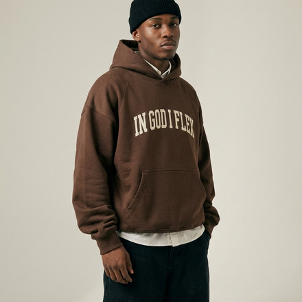 IGIF PREMIUM Heavyweight Hoodie chocolate brown - on model